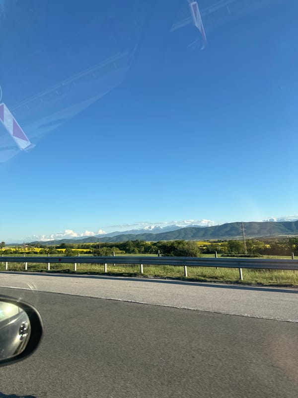Clear skies observed during highway travel near Rajana, Bulgaria