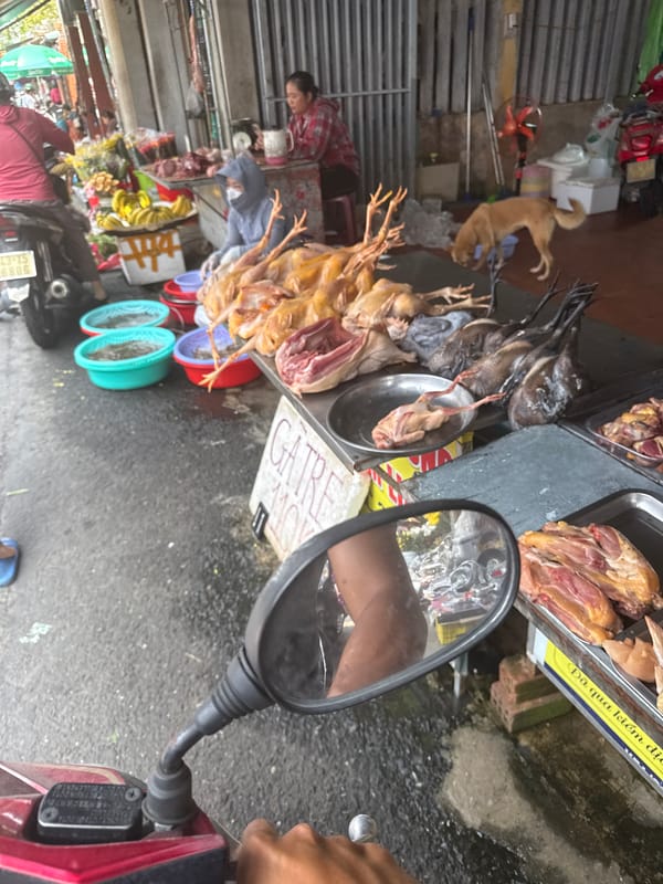 Early morning street market activity documented in Đà Nẵng