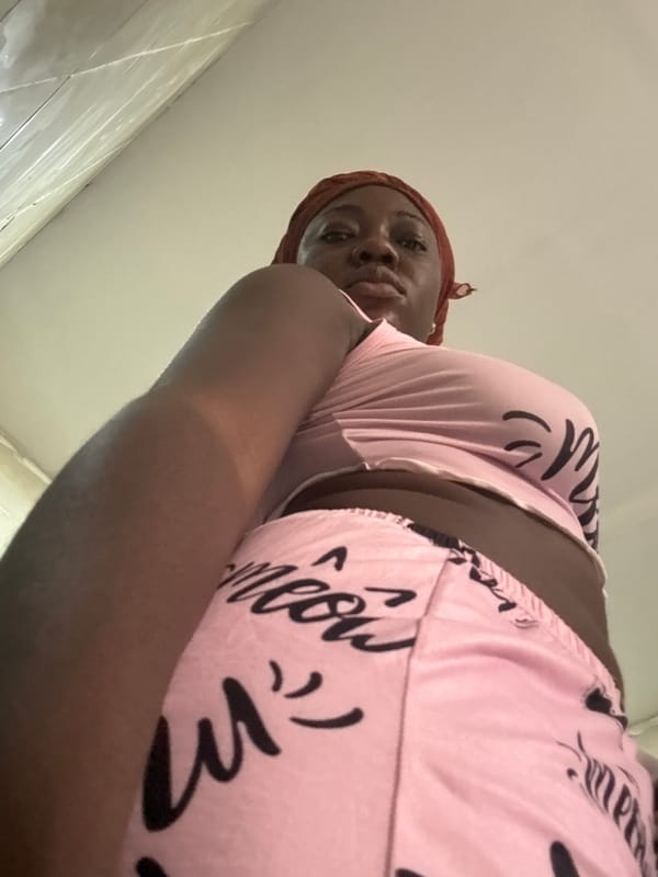 Casual selfies and meal documentation in Iddo Tudunwada