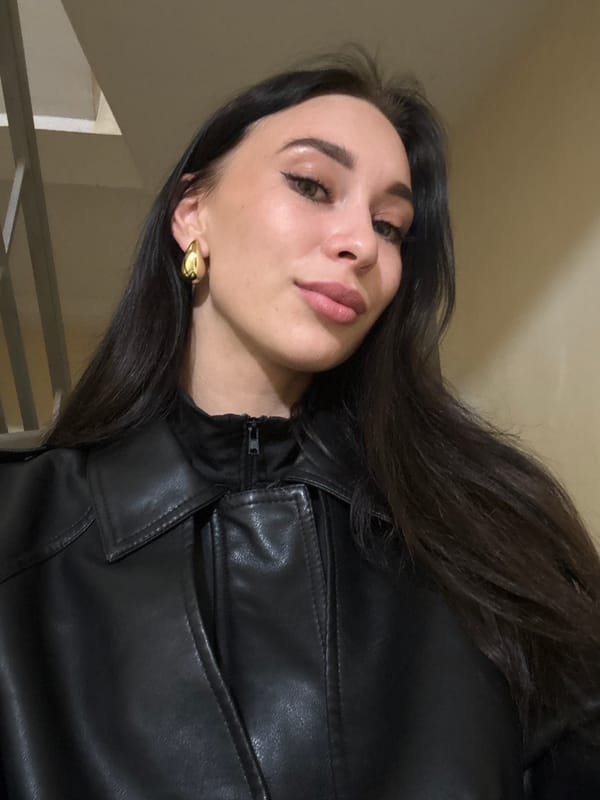 Woman in leather jacket observed in Chaikovsky, Russia