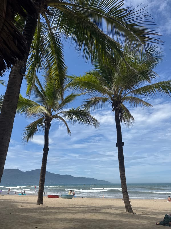 Morning beach scene captured in Đà Nẵng, Vietnam