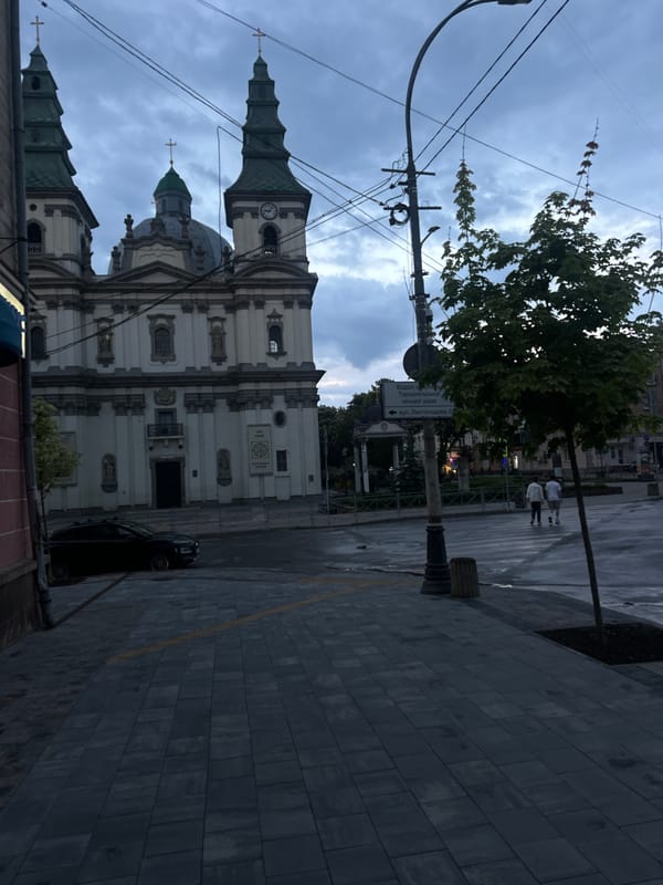 Walking tour captures Ternopil church, streets, and snails