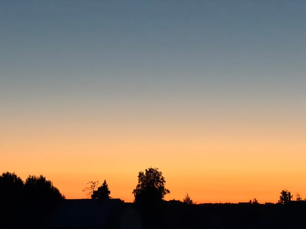 Colorful evening documented in Chaikovsky: relaxation, fruit, child, sunset