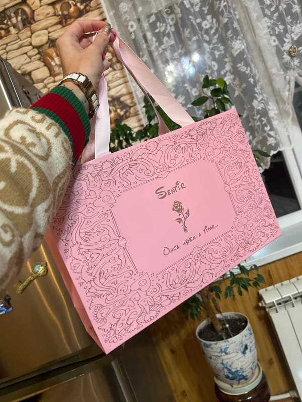 Unboxing a 'Sentir' gift set in Krasnoe-na-Volge