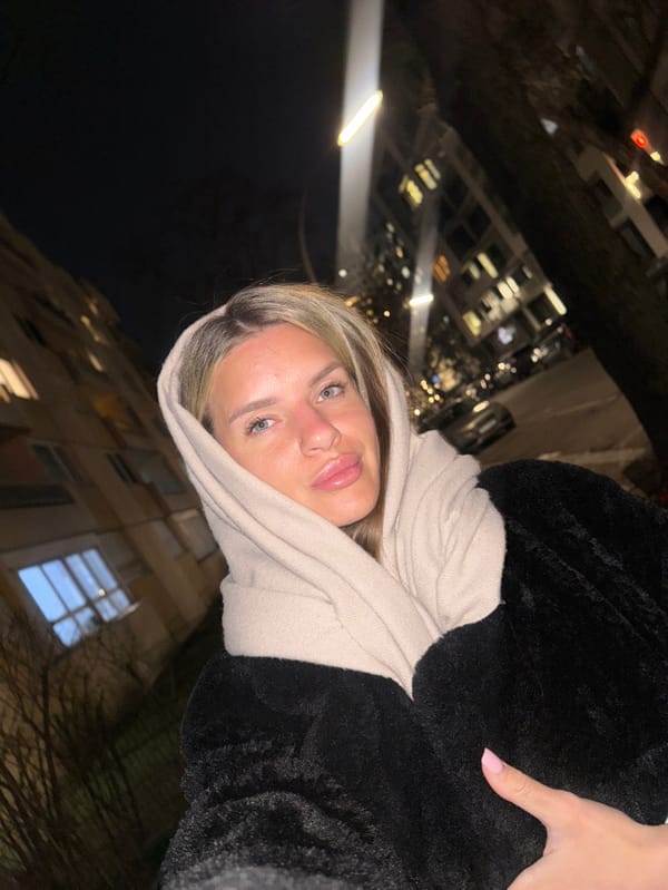 Woman documents evening in Berlin through series of selfies