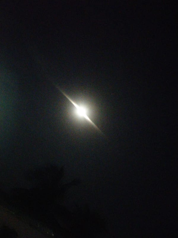 Bright light observed in night sky by witness