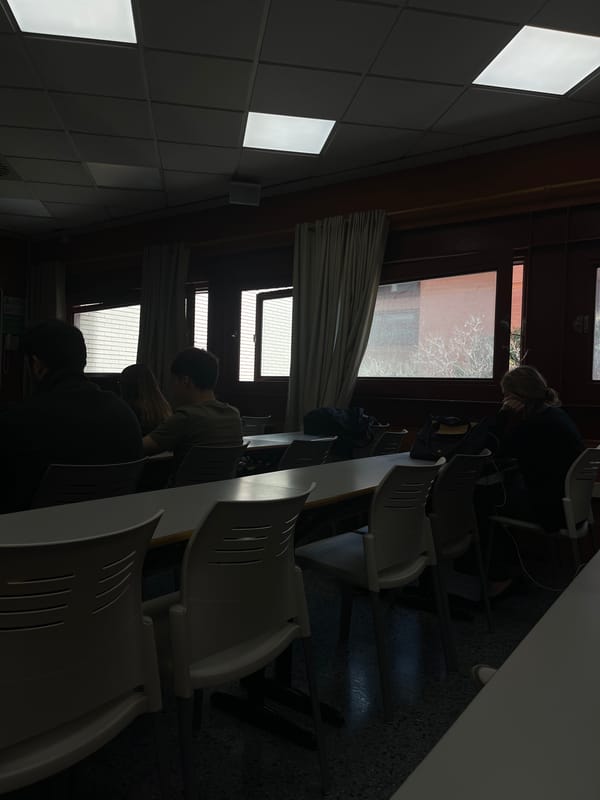 Indoor gathering observed in Valencia classroom setting