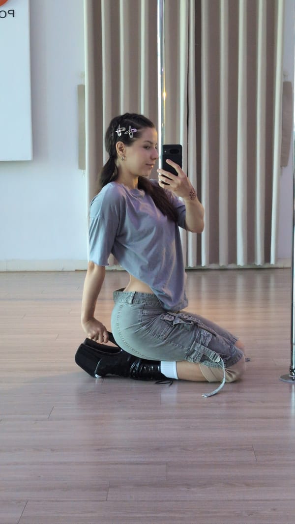 Woman conducts morning photo session in Đà Nẵng studio
