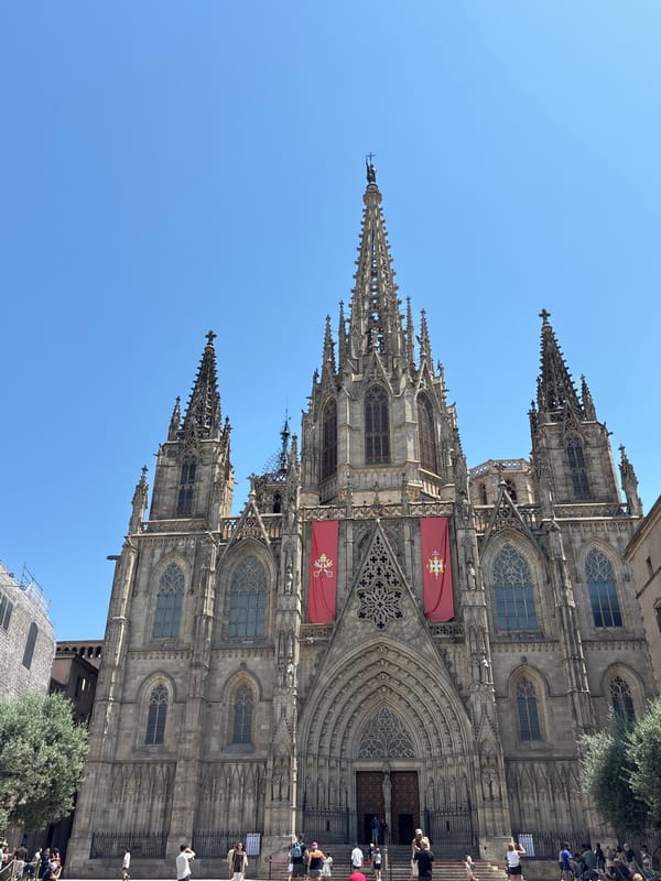 Clarinet performance and Gothic Quarter scenes in Barcelona