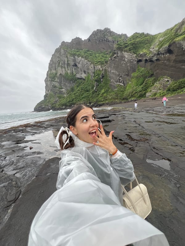 Tourists snap selfies at Korean UNESCO heritage site dawn