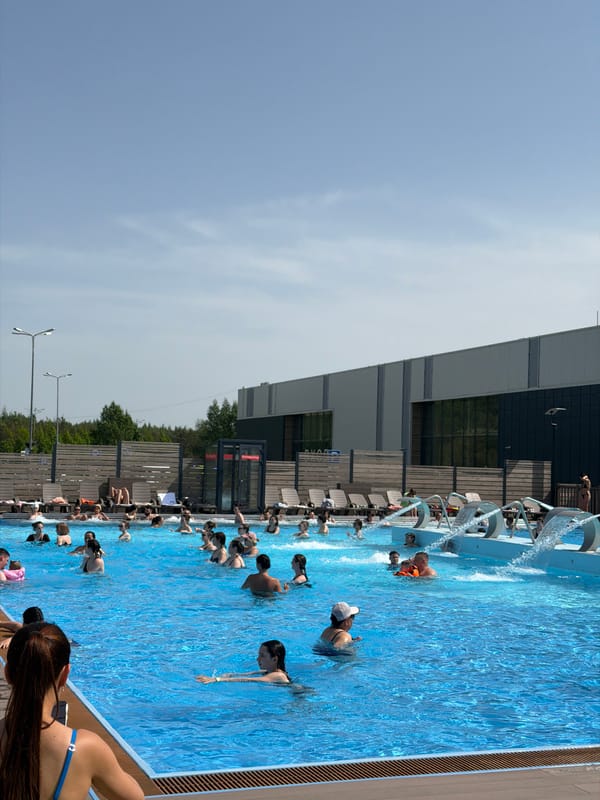 Busy swimming pool draws crowds in Kazan on sunny day