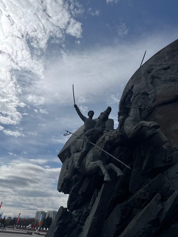 Tourist visits Victory Park monument complex in Moscow