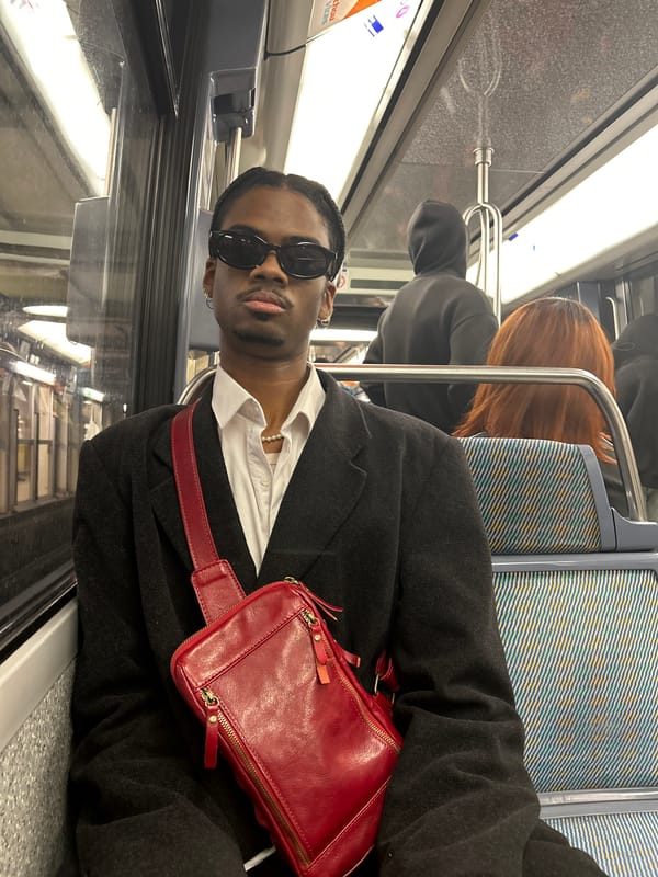 Formally dressed passenger spotted on Paris metro Sunday evening