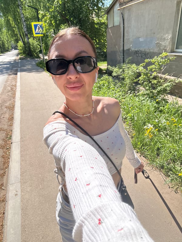 Woman takes morning selfie with dog in Votkinsk