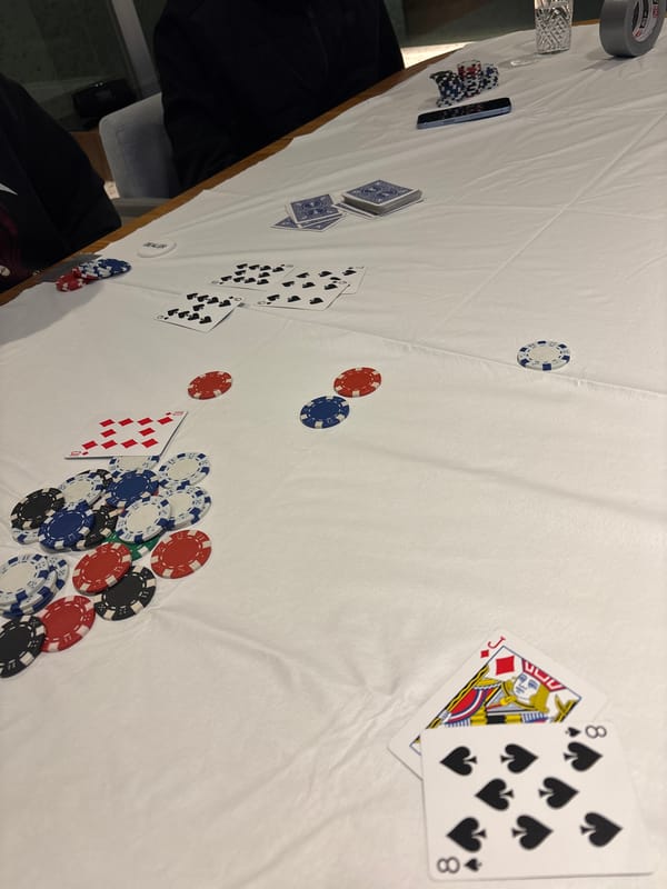 Late-night poker game observed in Naucalpan de Juárez