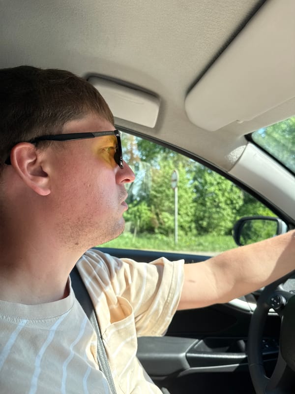 Man observed reclining in driver's seat in Dvigatel', Russia