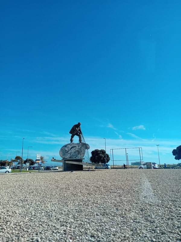Sunny afternoon documented at Figueira da Foz monument and beachfront