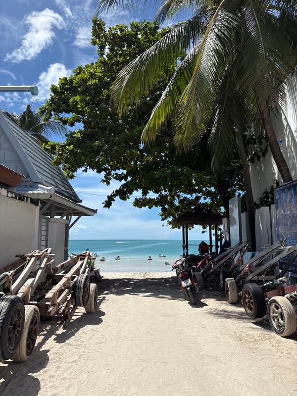Baan Chaweng beach strip and streets, busy morning snapshot
