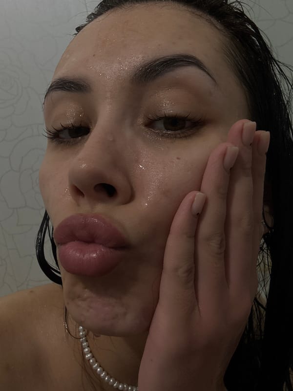 Woman photographed with wet hair, pearl necklace in Votkinsk