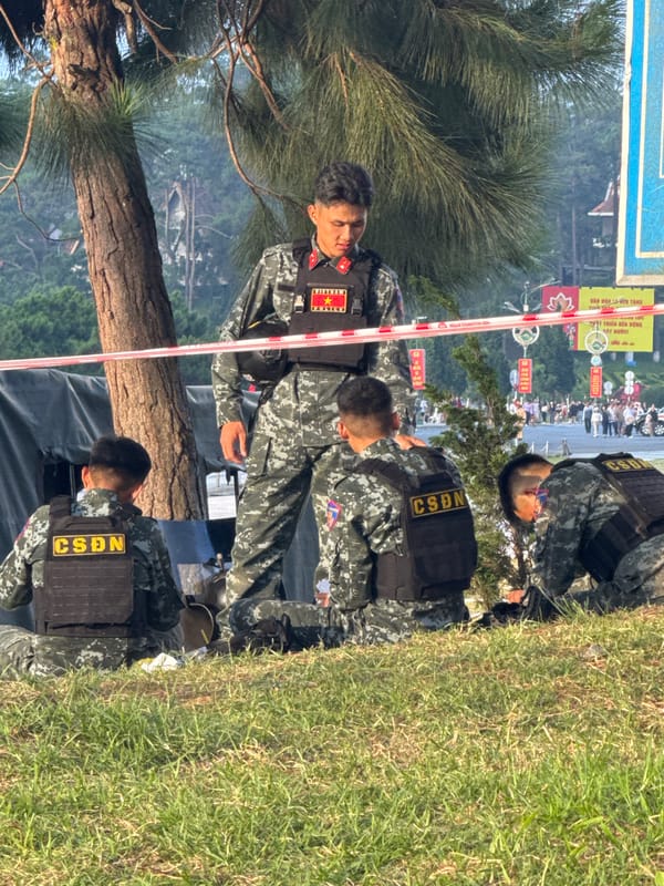 Security presence and crowds at Da Lat Flower Garden event