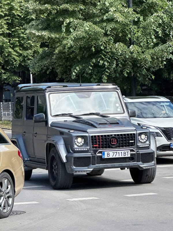 Luxury SUVs spotted during morning dining scene in Varna