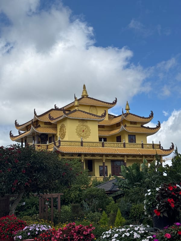 Golden Buddhist temple documented by witnesses in Da Lat