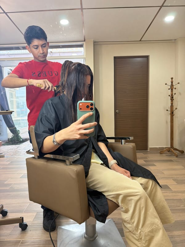 Woman documents late-night haircut session at Villahermosa salon