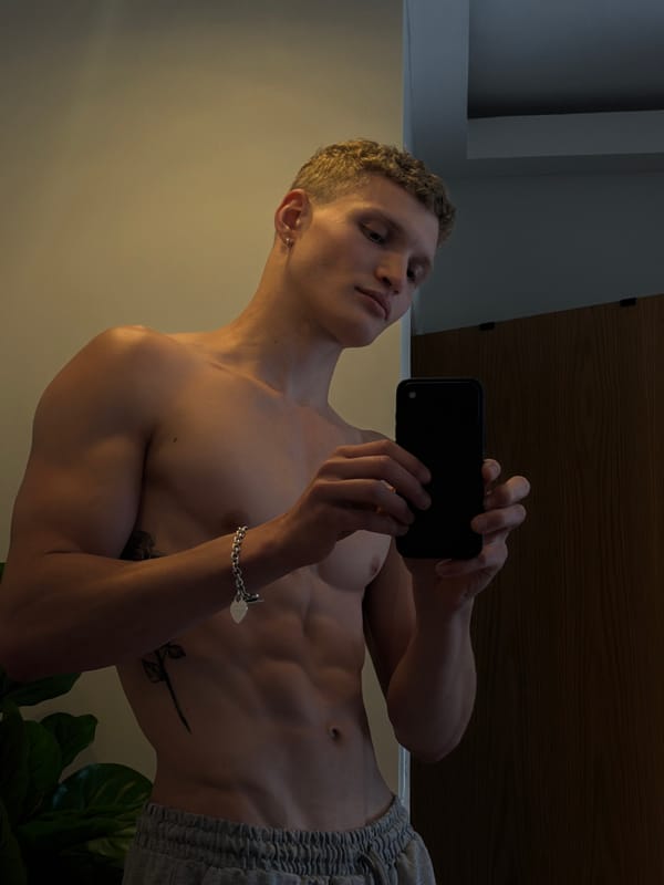 Casual mirror selfie in London, summer 2026.