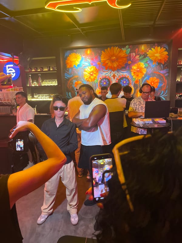 Afternoon social gathering documented at Đà Nẵng entertainment venue