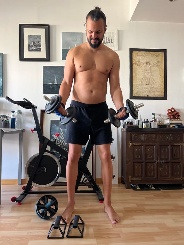 Home gym dumbbell session in Mollet del Vallès