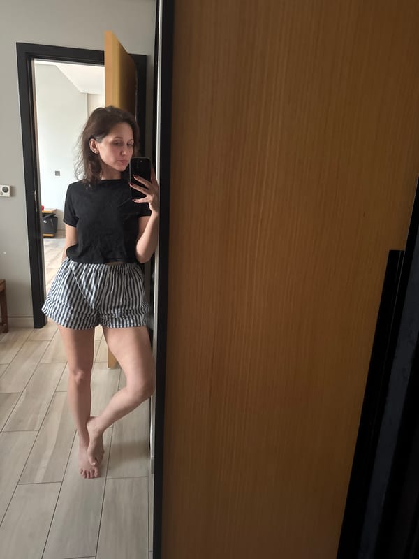 Woman takes mirror selfie in Dubai room
