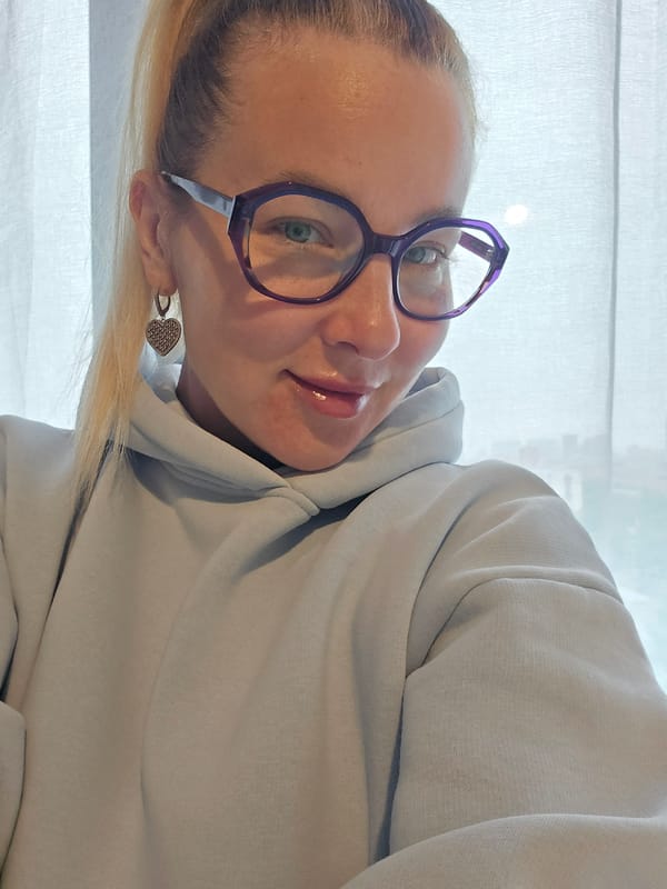 Woman in grey hoodie observed in Moscow early morning