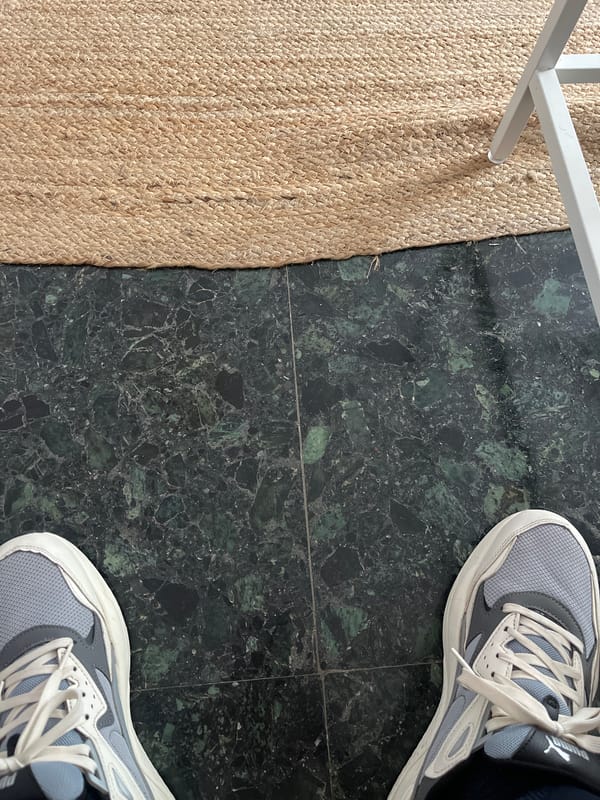 Interior floor tiles and rug documented in Valencia