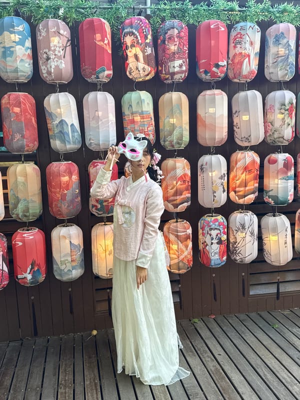 Traditional dress, lakeside photography observed in Shangcheng District