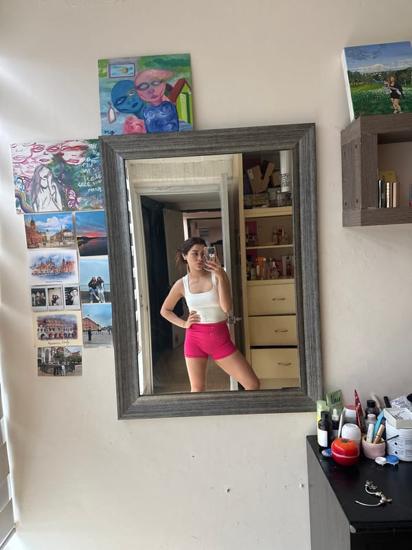 Mirror selfies and portrait session in Puebla room