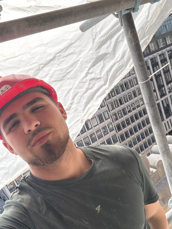 Construction work continues as demonstration draws crowds in Brussels