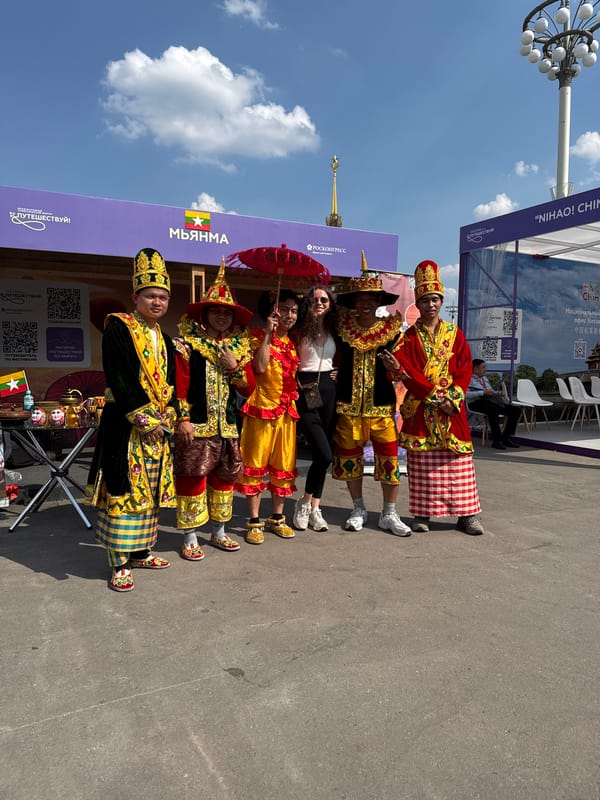 Sunny afternoon brings families to Moscow's VDNKh exhibition center