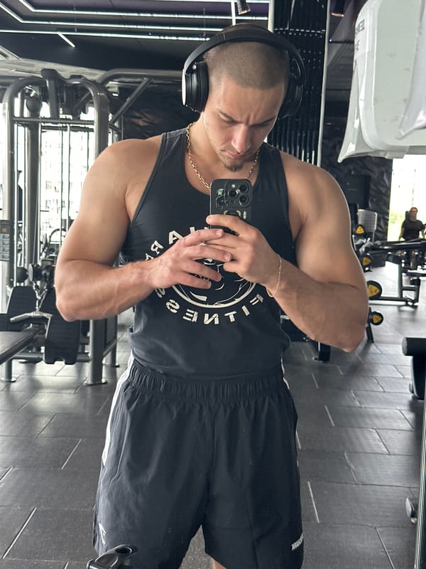 Man takes gym selfie in Sofia fitness center