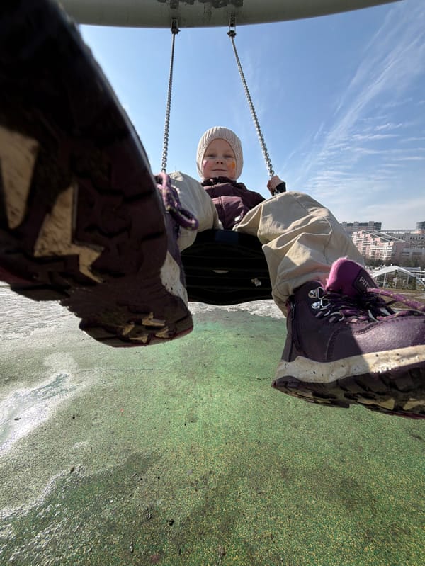 Khimki residents enjoy spring day at park amid melting snow