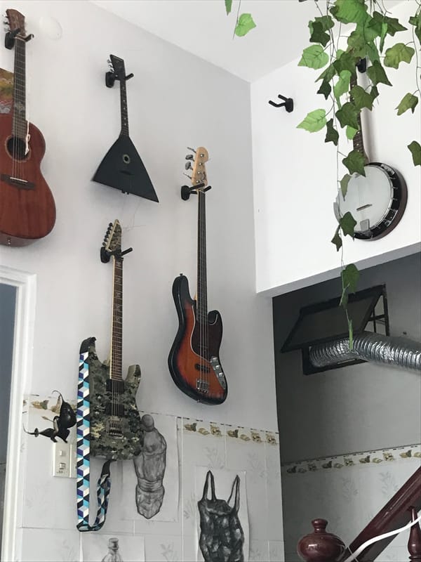 Morning snapshots from Nha Trang capture music, cat, restaurant