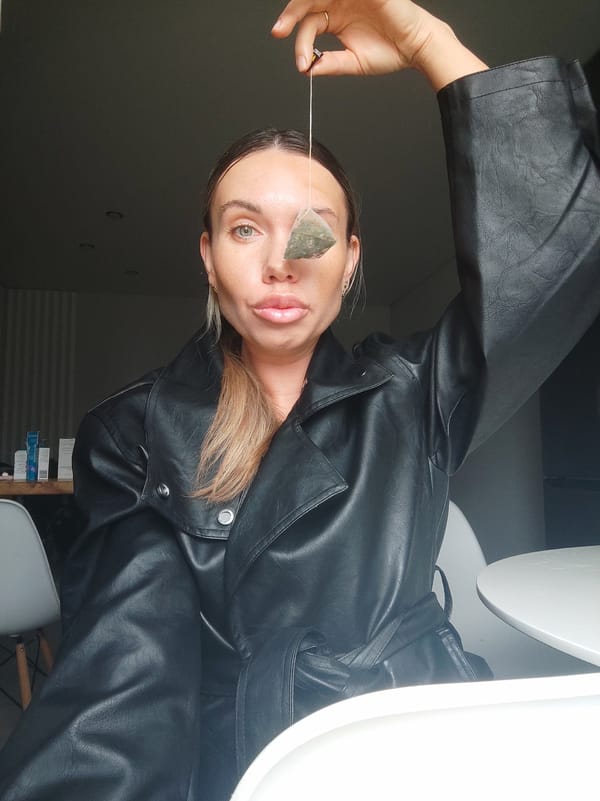 Woman applies tea bags to eyes, mouth in Votkinsk