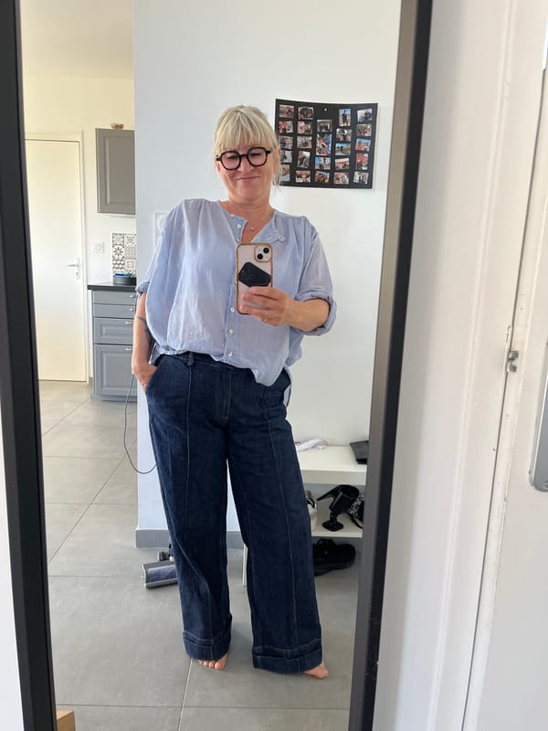 Woman takes mirror selfie, #OODT post in Chambœuf