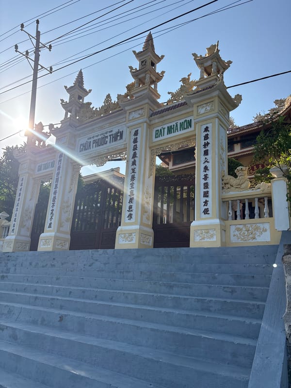 Street-level tour of Mũi Né's main drag, temples to beach bars
