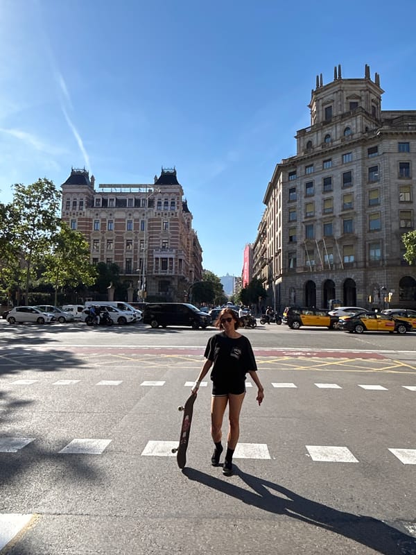 Skateboarder spotted on Barcelona street amid traffic