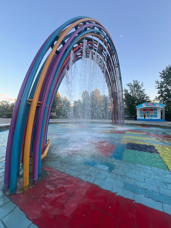 Rainbow fountain draws visitors to Moscow's Gorky Park