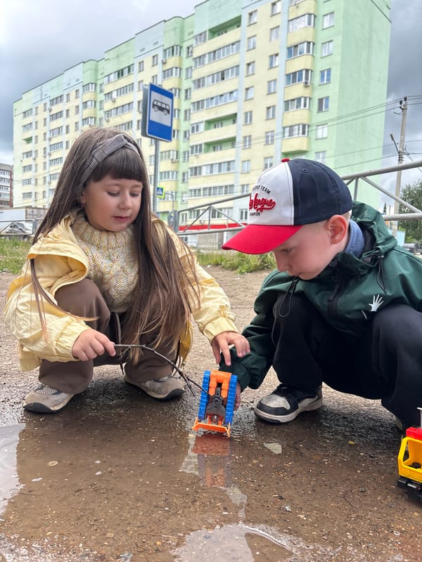 Morning life captured in Chaikovsky: children play, residents share food
