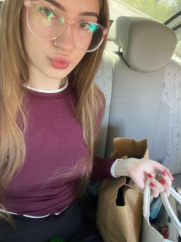 Woman documents morning routine through series of selfies and mirrors