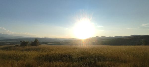 Photographer captures Bulgarian countryside during sunset transition