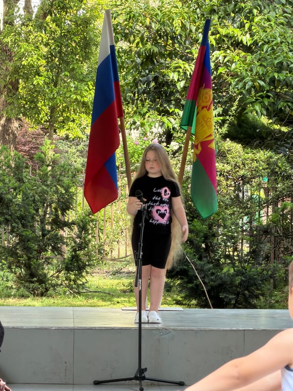 Young performer takes stage in Sochi amid local summer scenes