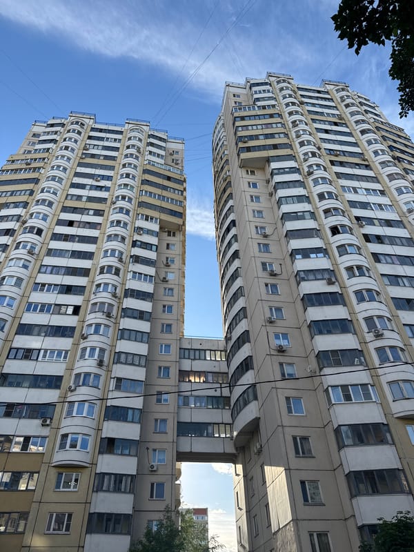 Moscow street scenes and residential buildings documented by witness